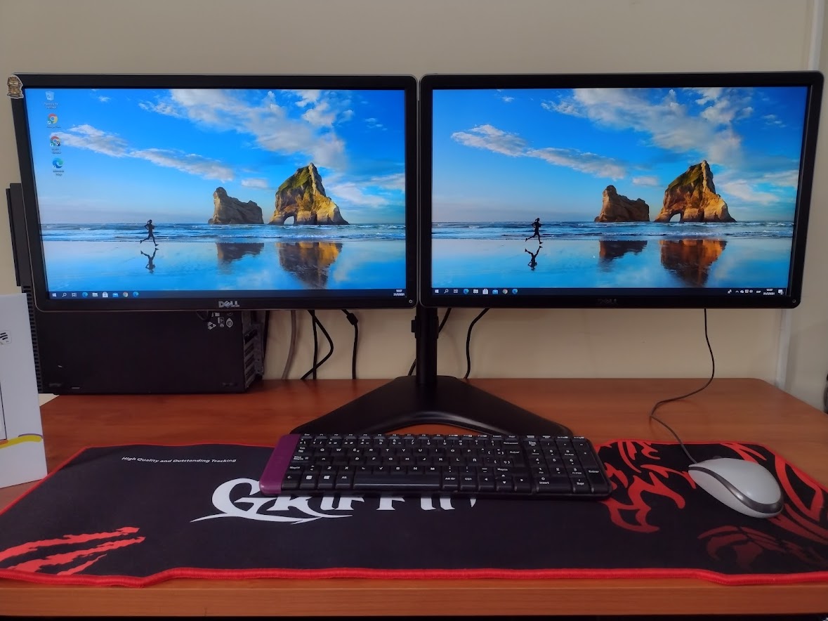 Soporte para instalar dos monitores de computador sobre un escritorio